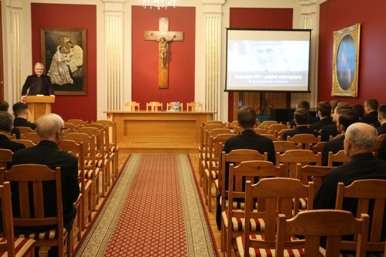 Płock. Ksiądz prof. Robert Skrzypczak w seminarium