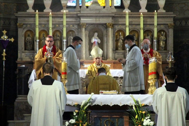 Płock. Msza krzyżma w katedrze