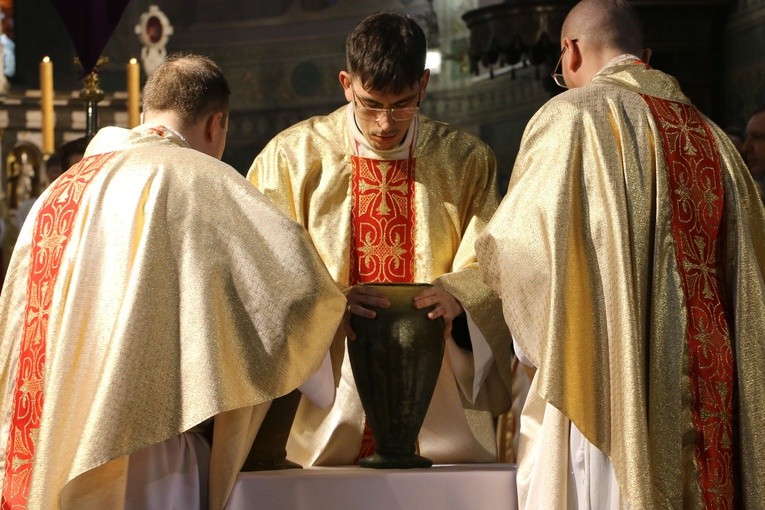 Płock. Msza Krzyżma w bazylice katedralnej