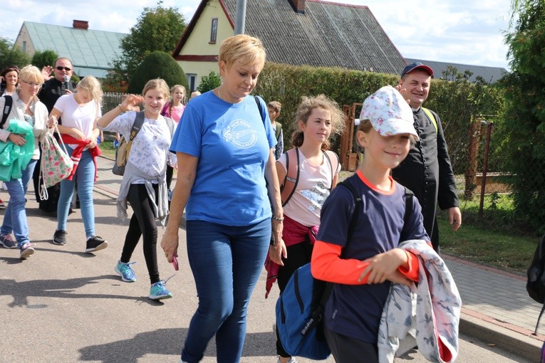 Rostkowo. Pielgrzymka dzieci (część I)