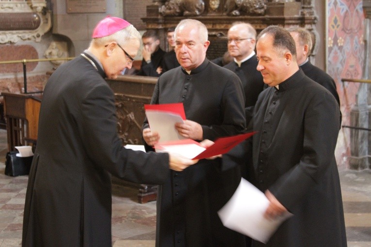 Dziekan i wicedziekan nowego dekanatu mławskiego zachodniego odbierają nominacje z rąk biskupa płockiego