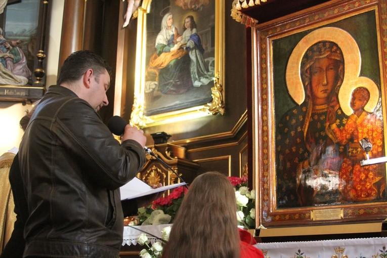Przedstawiciele rodzin witają obraz Jasnogórski w kościele w Skrwilnie