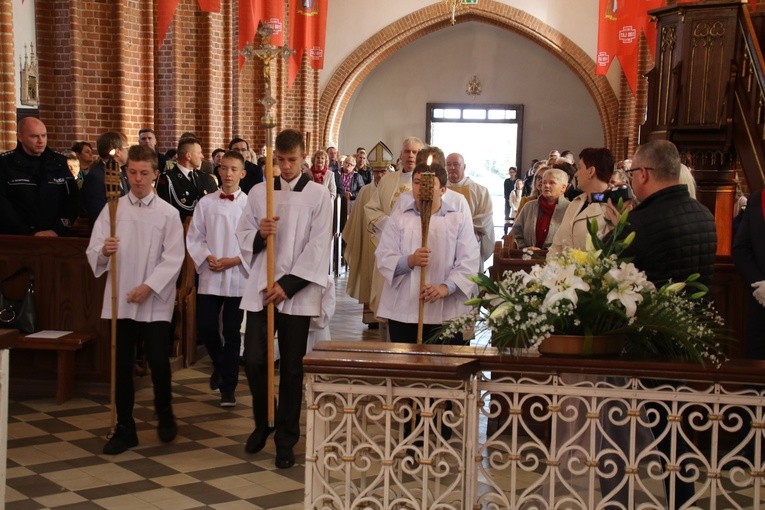 Janowiec Kościelny. Jubileusz szkoły i nowy sztandar