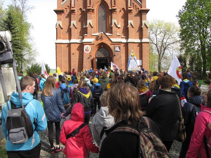 Uczestnicy pielgrzymki Eucharystycznego Ruchu Młodych przybyli w pieszej pielgrzymce do saktuarium św. Stanisława Kostki w Rostkowie