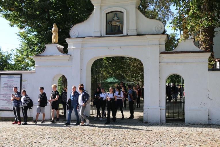 Pielgrzymka młodych z Rypina do Obór