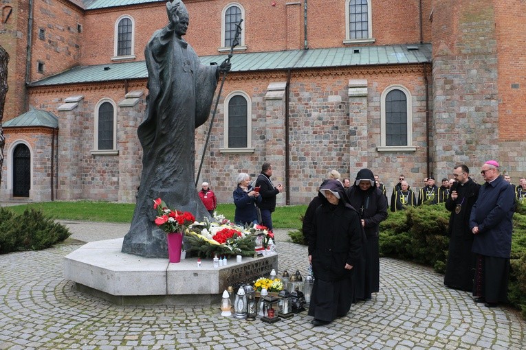 Płock. Dziękczynna modlitwa pod oknem papieskim