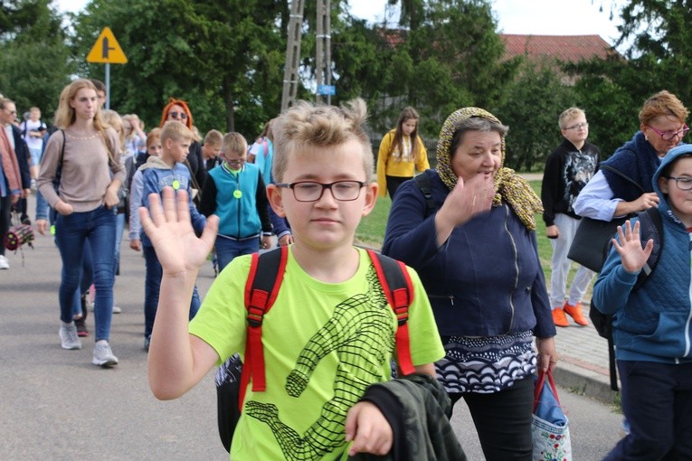 Rostkowo. Pielgrzymka dzieci (część I)