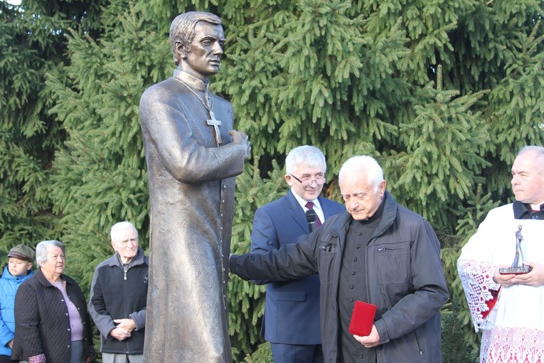 Pomnik bł. ks. J. Popiełuszki w Mławie