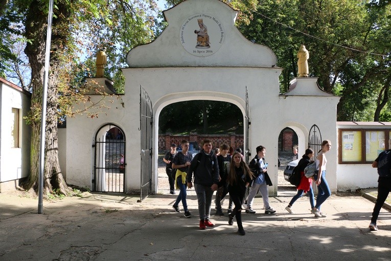Pielgrzymka młodych z Rypina do Obór