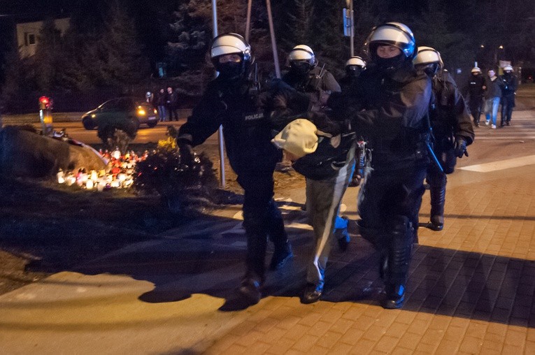 Grecja: Starcia policji z imigrantami 