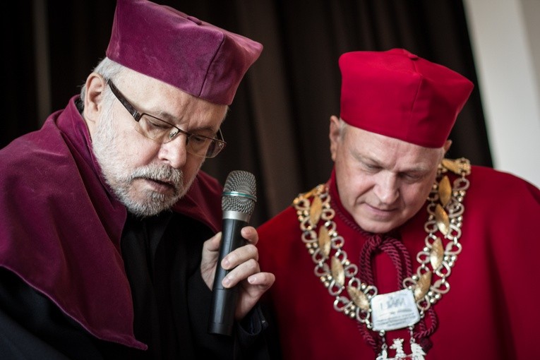 Rozdanie dyplomów na Wydziale Teologii