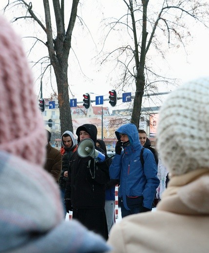 "Piętnasta" pod bramą więzienia
