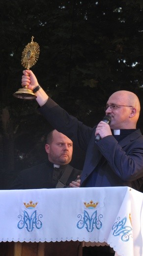 Pielgrzymka młodzieży do Rostkowa