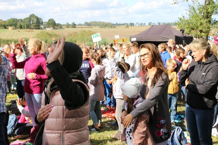 Rostkowo. Pielgrzymka dzieci (część II)