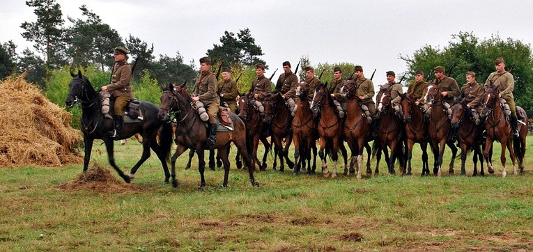 W czasie rekonstrukcji historycznej w Arcelinie przypomniano o brawurowej szarży kawalerii na koniach, która rozstrzygnęła o losach słynnej bitwy