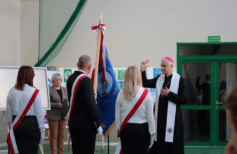 Przekazanie nowego sztandaru SP nr 12 w Elblągu