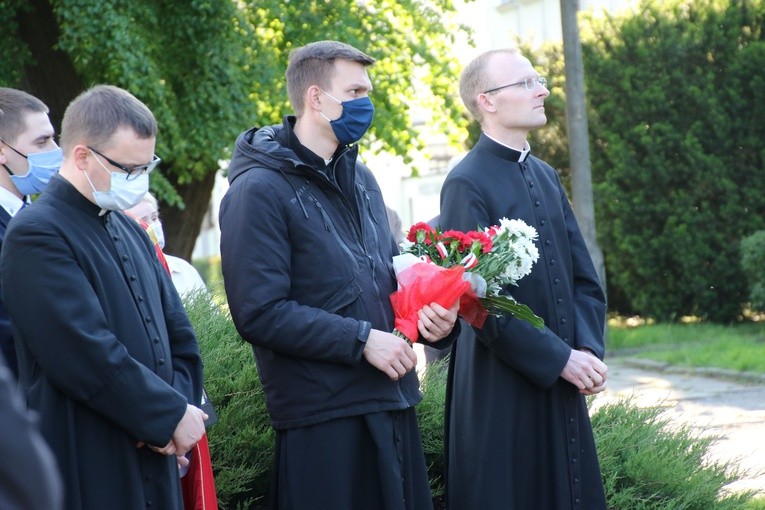 Płock. Modlitwa przy pomniku błogosławionego męczennika