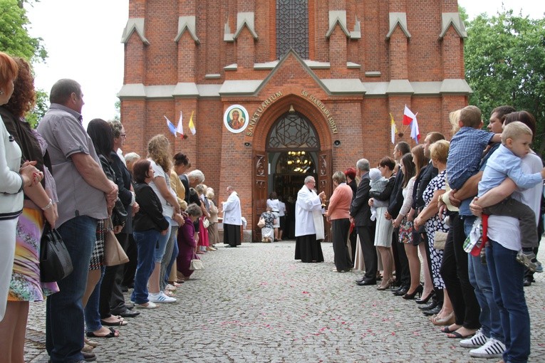 Długa kolejka wiernych oczekujących przed sanktuarium w Rostkowie na przyjęcie Komunii św. - to wymowny znak duchowego przeżywania nawiedzenia obrazu Matki Bożej Częstochowskiej