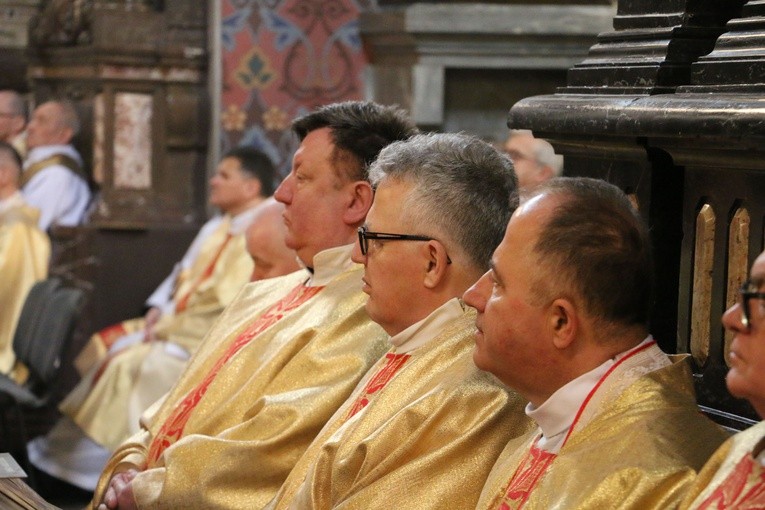 Płock. Msza Krzyżma w bazylice katedralnej