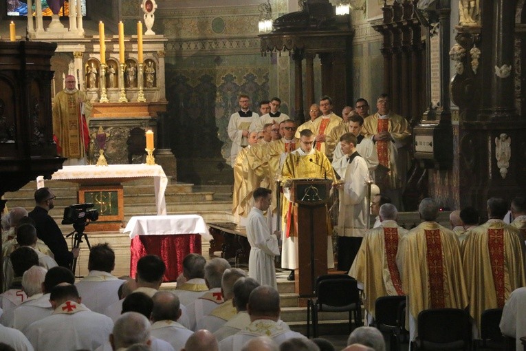 Płock. Msza Krzyżma w bazylice katedralnej