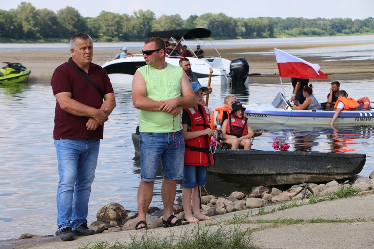 Czerwińsk n. Wisłą. Różaniec z bp. Piotrem Liberą