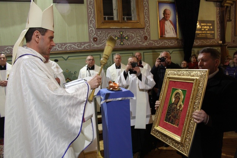 Obraz Czarnej Madonny, który będzie odwiedzał domy parafian poświęcił na zakończenie Mszy św. bp Milewski