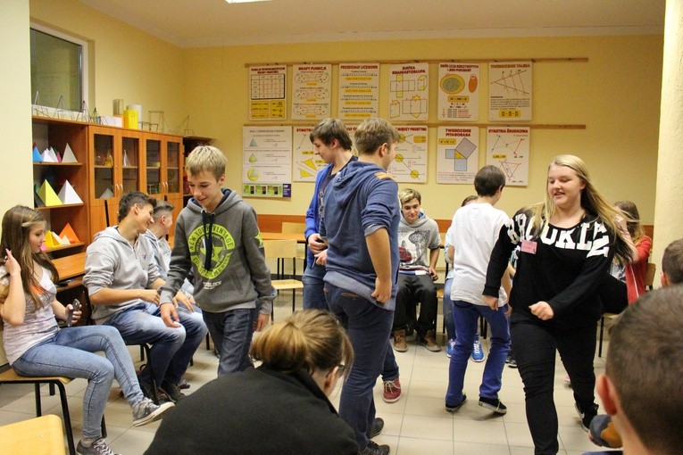 Nocne czuwanie gimnazjalistów w SOSW