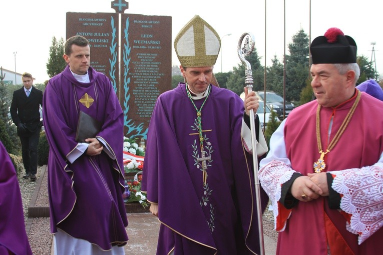 Symboliczny grób biskupów męczenników w Działdowie