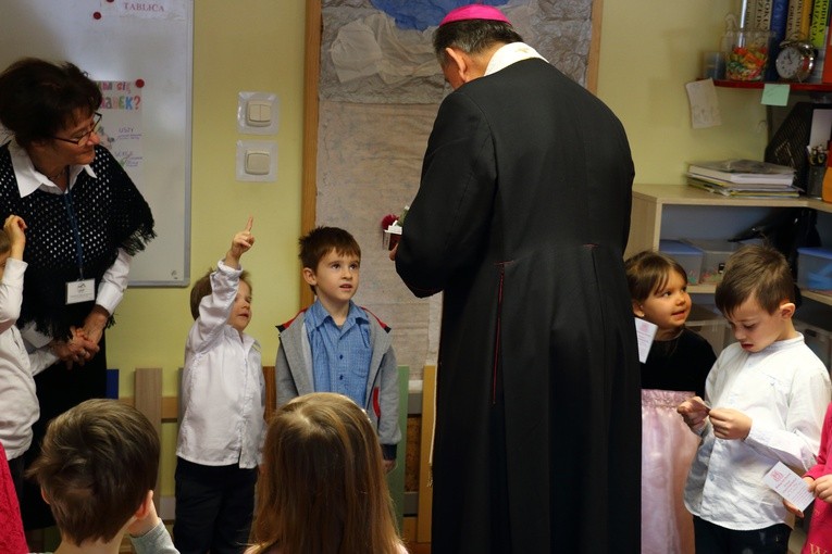 Biskup Jan z kolędą w przedszkolu katolickim