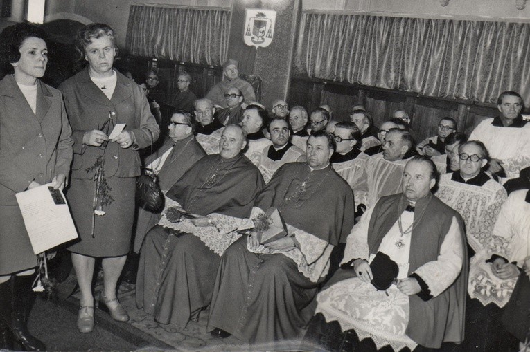 Zofia Ostrowska (pierwsza z lewej) w czasie powitania obrazu Matki Bożej Częstochowskiej. W głębi: kard. Stefan Wyszyński, prymas Polski.