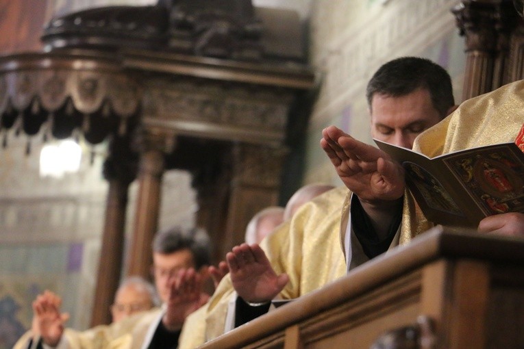 Płock. Msza Krzyżma w bazylice katedralnej