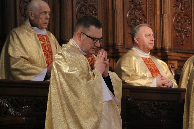 Płock. Msza Krzyżma w bazylice katedralnej