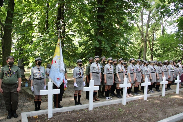 Płock. Uroczystości na cmentarzu garnizonowym