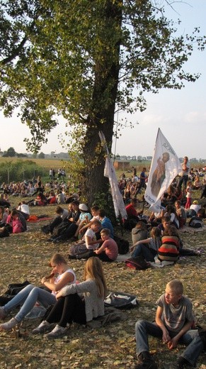 Pielgrzymka młodzieży do Rostkowa