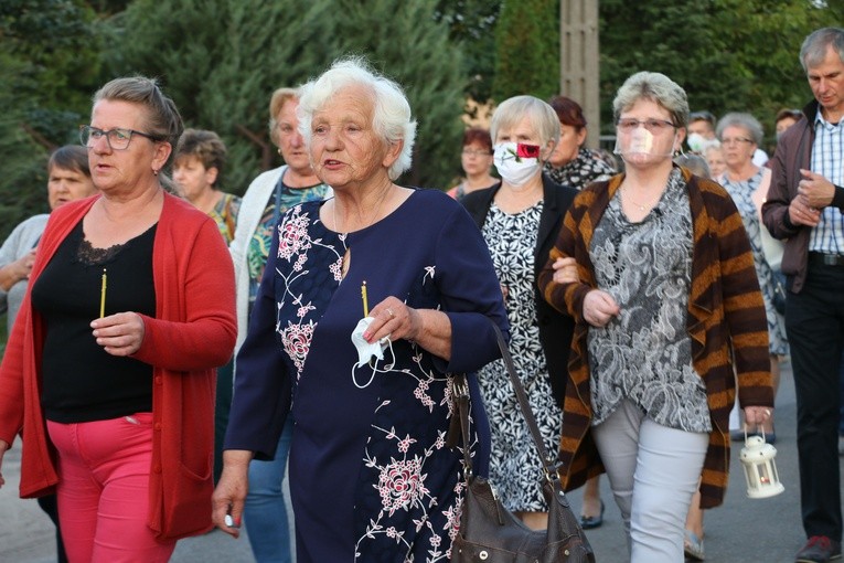Płońsk. Nowy krzyż na cmentarzu komunalnym w Szerominku