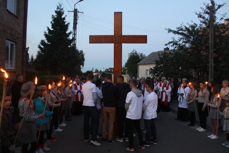Droga krzyżowa ze znakami ŚDM. Maków Mazowiecki