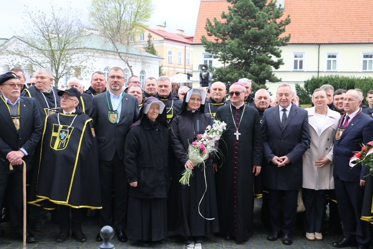 Płock. Dziękczynna modlitwa pod oknem papieskim