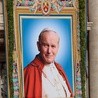 Dary z Watykanu i relikwie Jana Pawła II na licytacji dla chorych na mukowiscydozę