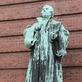 Marcin Luter przedstawiony na pomniku