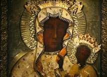 Obraz Matki Bożej Częstochowskiej od 300 lat z papieskimi koronami
