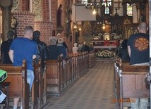 Ilu Polaków chodzi do kościoła?