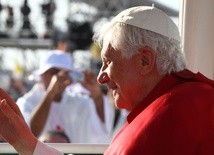 Kard. Sarah: Benedykt XVI milczy, ale wiele daje Kościołowi