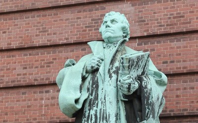 Marcin Luter przedstawiony na pomniku