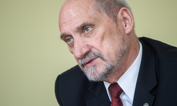 Macierewicz: Polska jest z Ukrainą, gdyż broni ona Europy